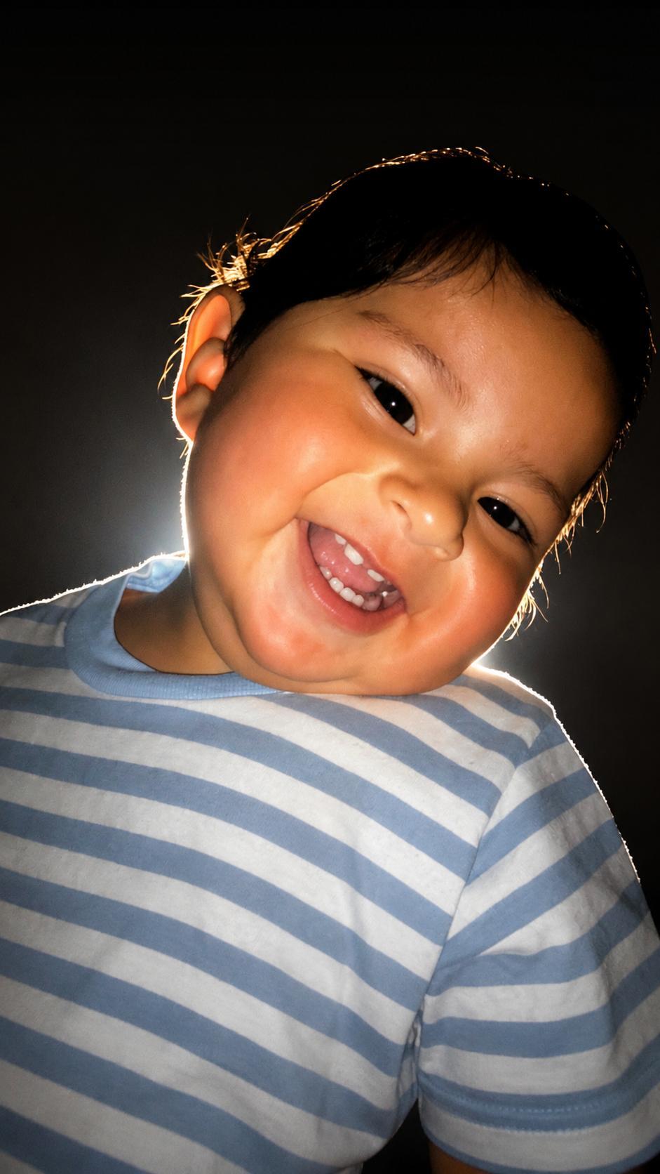 Giuliano con corona y globo de 1 año